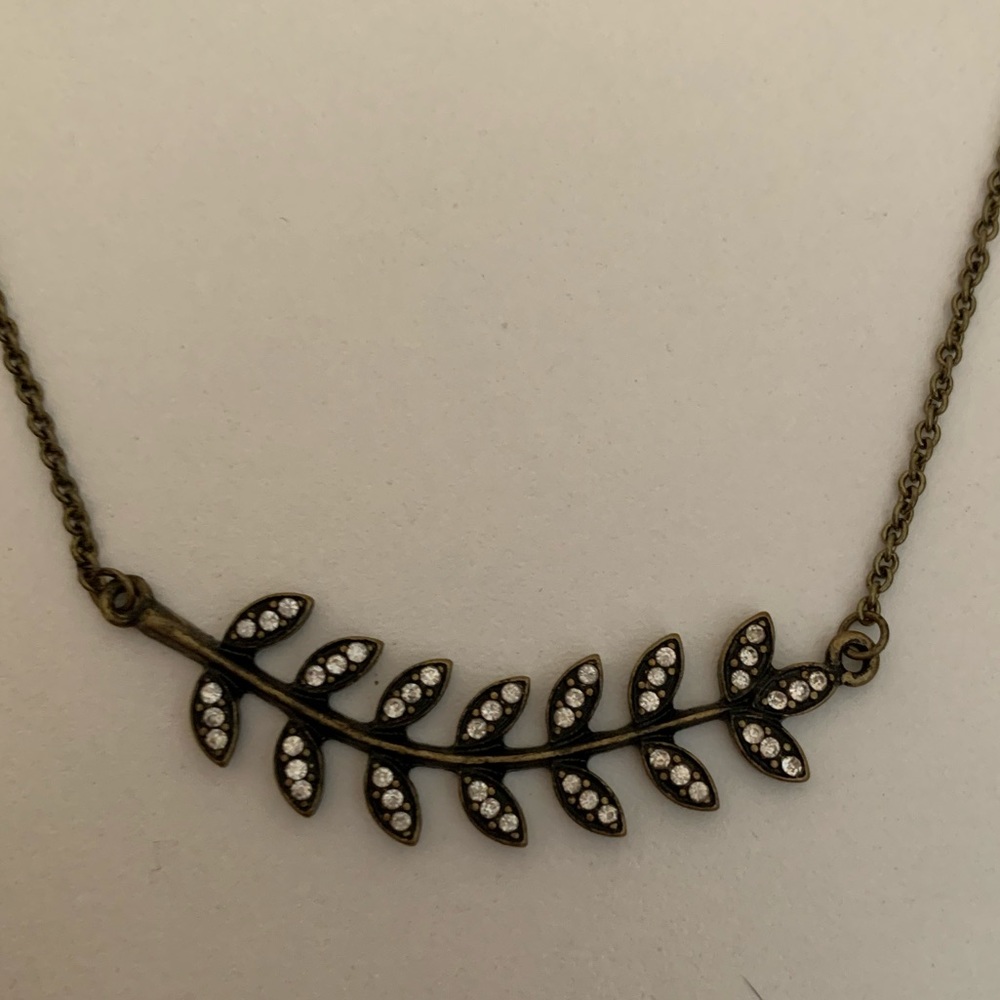 FEATHER NECKLACE